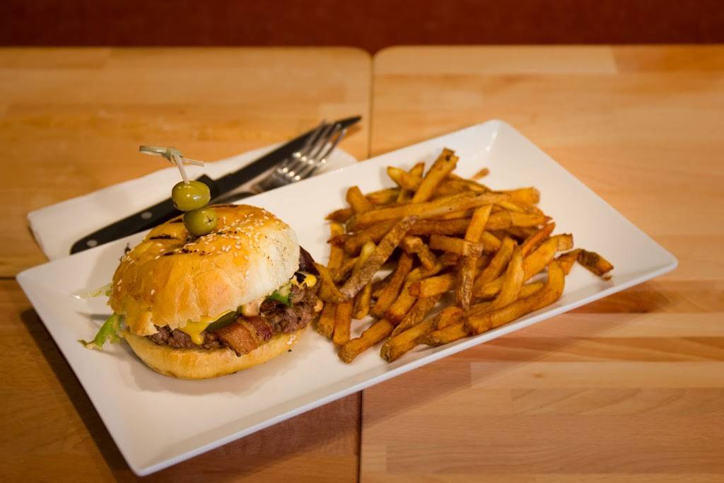 La Croisée des chemins | restaurant | 3701 Boulevard Fréchette, Chambly, QC J3L 0M8, Canada | 4505933336 OR +1 450-593-3336