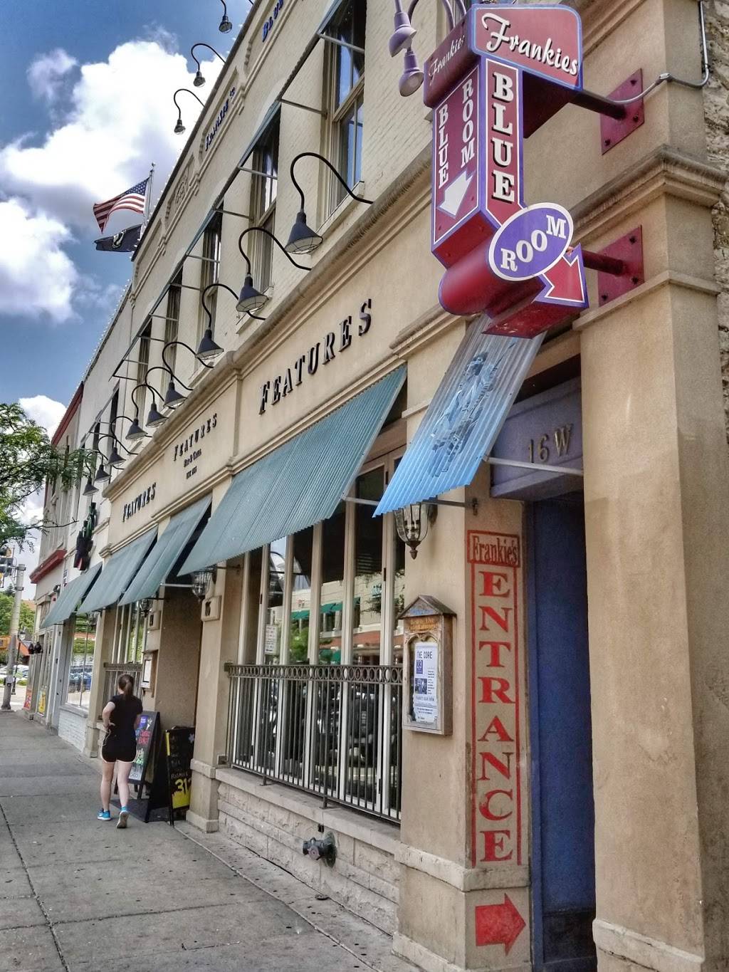 Features Bar & Grill | restaurant | 10 Chicago Ave, Naperville, IL 60540, USA | 6304163310 OR +1 630-416-3310