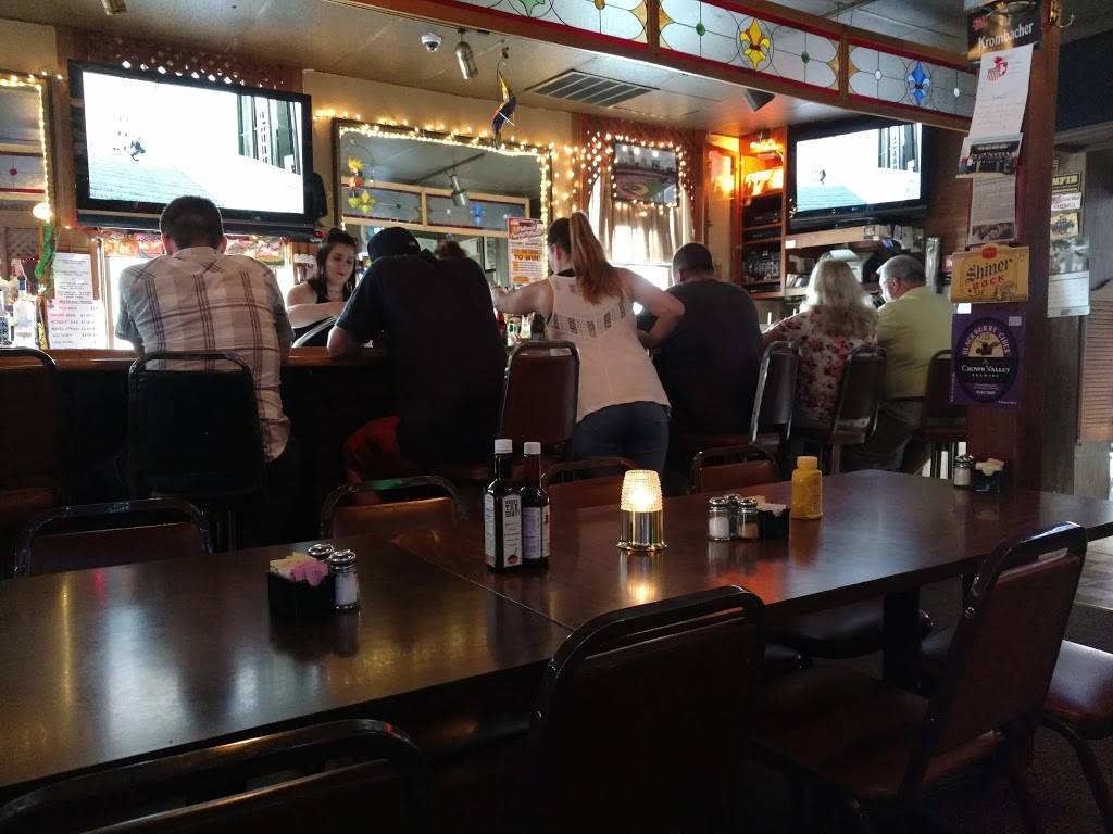 Marx Brothers Lounge | restaurant | 1000 Laurel St, Highland, IL 62249, USA | 6186547222 OR +1 618-654-7222