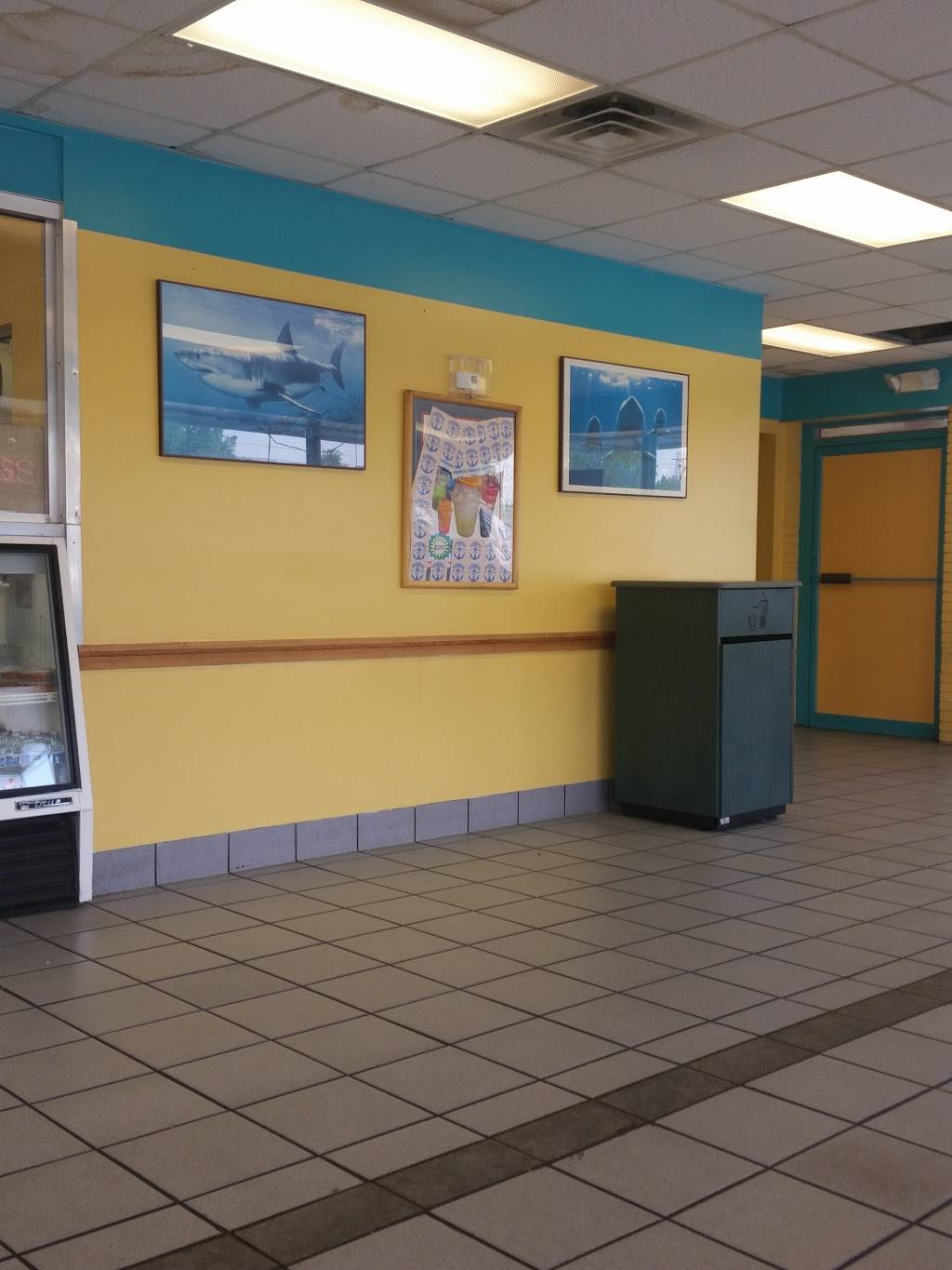 Shark Fish & Chicken | restaurant | 5815 Broadway, Merrillville, IN 46410, USA | 2199809788 OR +1 219-980-9788