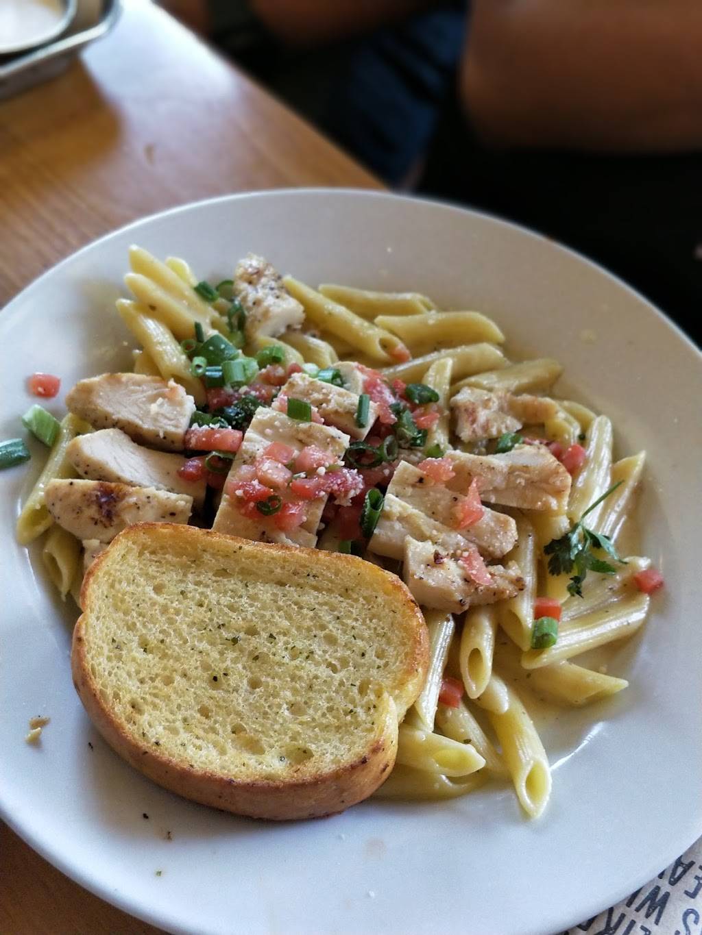 Chilis Grill & Bar | meal takeaway | 4801 Hopyard Rd, Pleasanton, CA 94588, USA | 9257340911 OR +1 925-734-0911