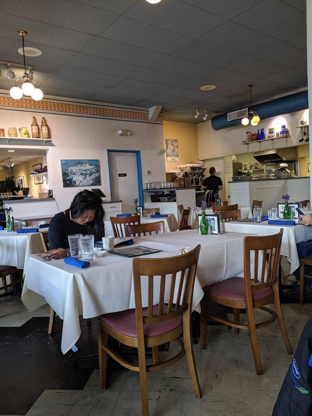 Christos Greek Restaurant | restaurant | 2632 Nicollet Ave, Minneapolis, MN 55408, USA | 6128712111 OR +1 612-871-2111