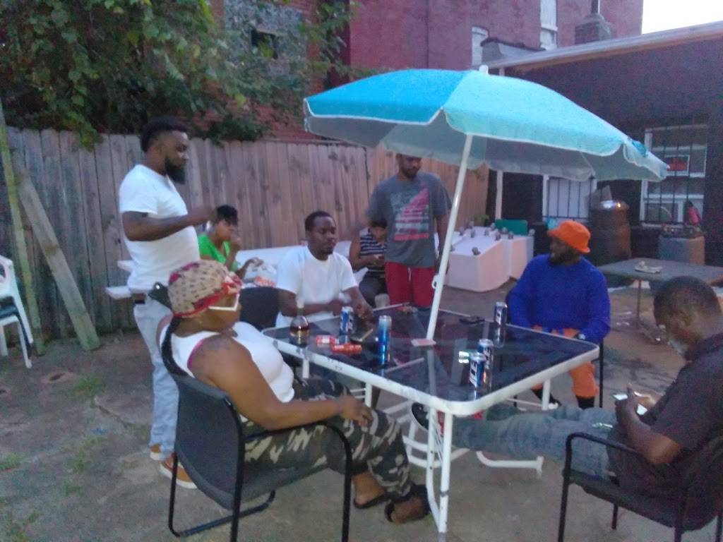 Black Door Bar And Grill | restaurant | 3224 N Newstead Ave, St. Louis, MO 63115, USA | 3148333144 OR +1 314-833-3144