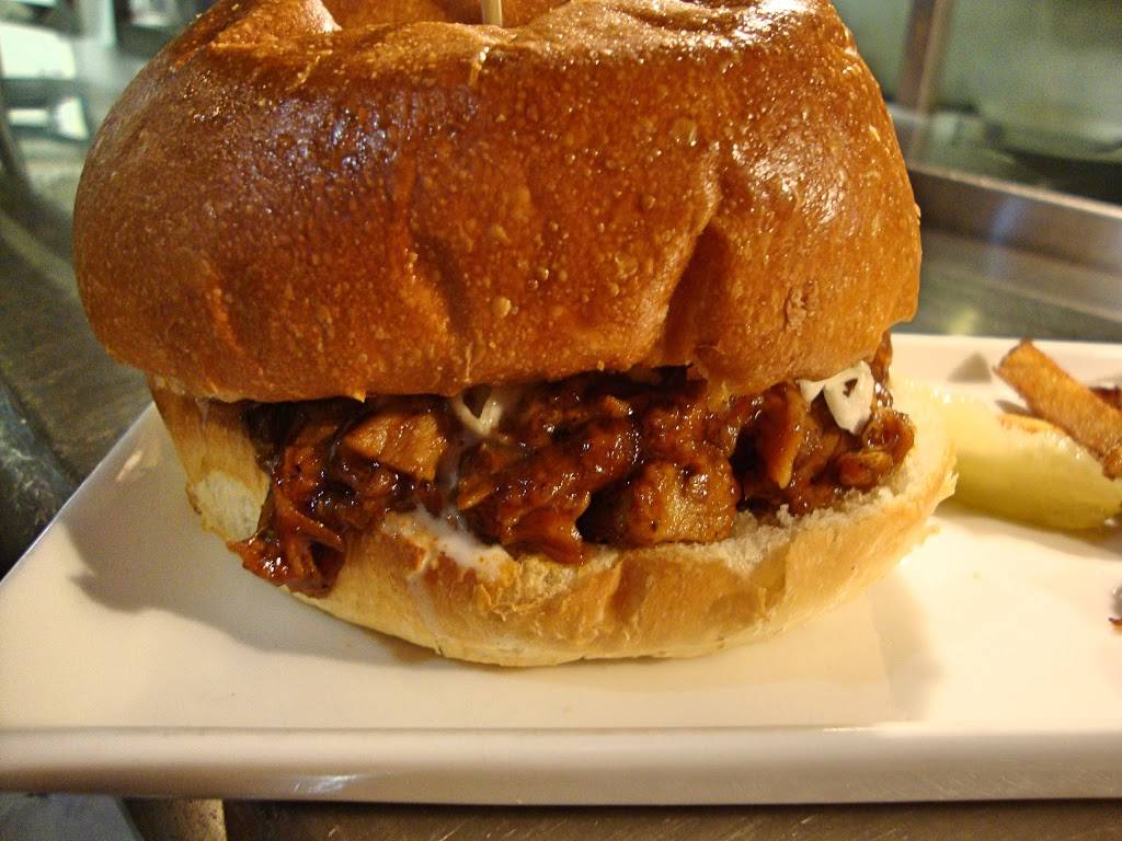 The Watermark Taphouse & Grille | restaurant | 115 Hamilton St N, Waterdown, ON L8B 1A8, Canada | 9056906275 OR +1 905-690-6275