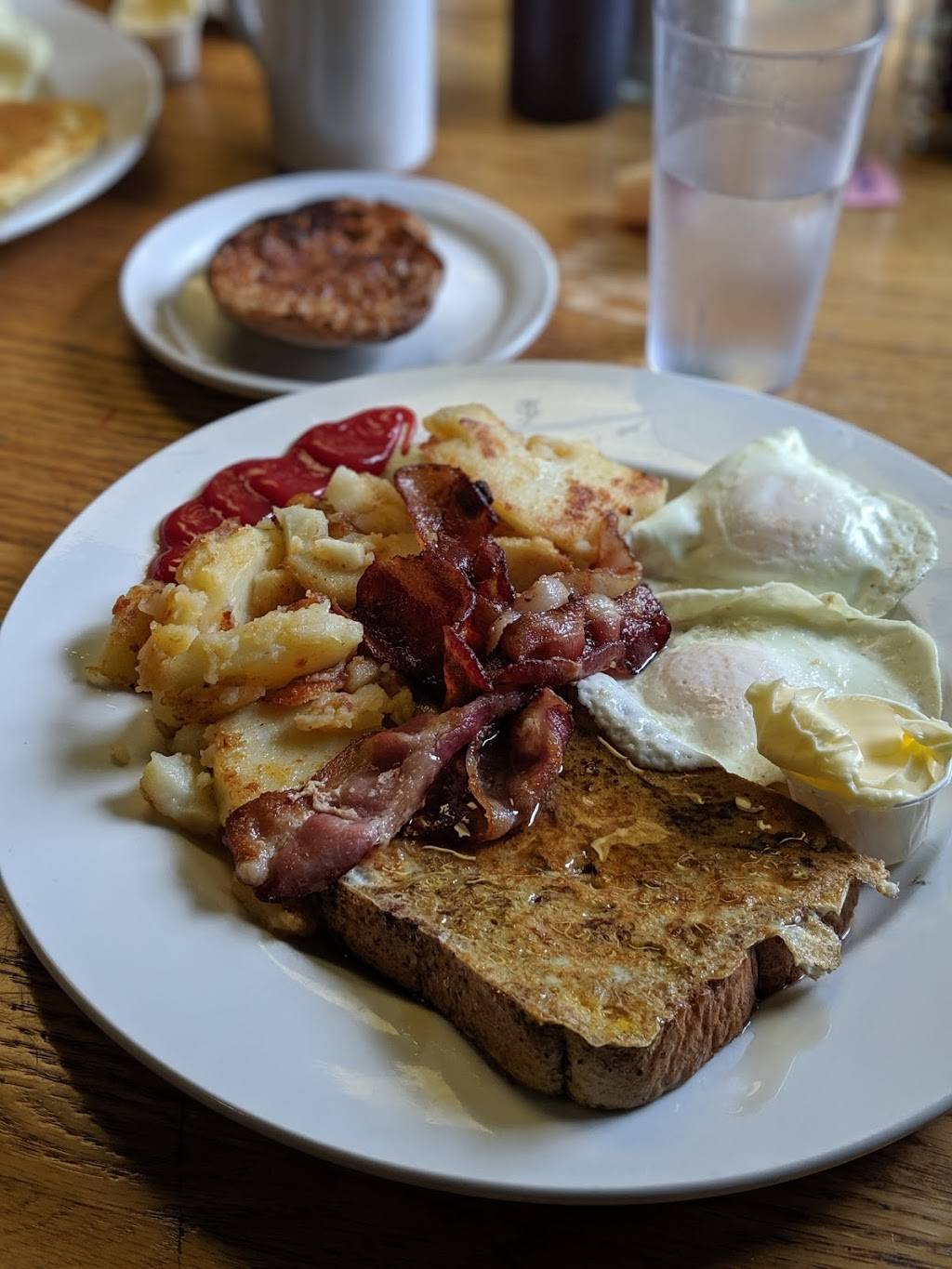 Suzies Place | restaurant | 31 S Sykes St, Meaford, ON N4L 1P4, Canada | 5195380732 OR +1 519-538-0732