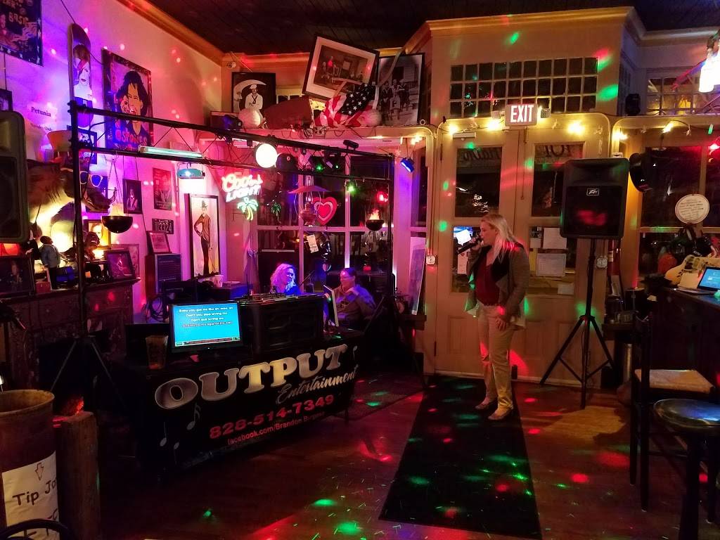 Pops Old Company Store and Tavern | restaurant | 101 N Main St, Catawba, NC 28609, USA | 8282414011 OR +1 828-241-4011