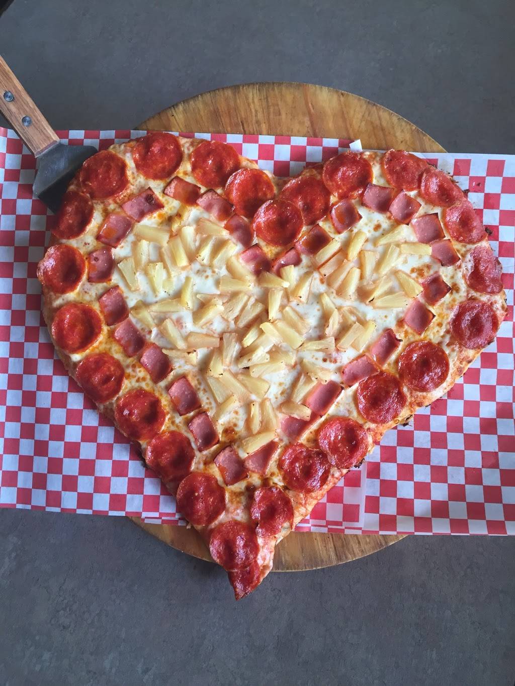 Quezesos Barchelona Pizza Bar | restaurant | Av. Ruiz 92, Zona Centro, 22800 Ensenada, B.C., Mexico | 016461743330 OR +52 646 174 3330