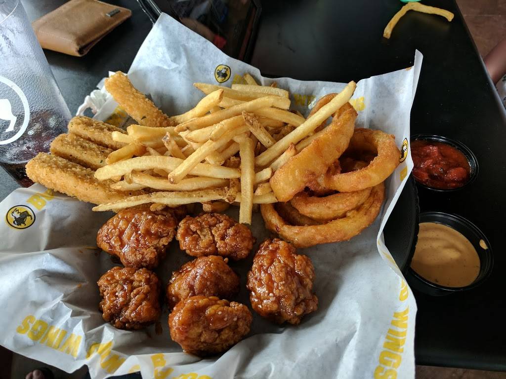 Buffalo Wild Wings | meal takeaway | 8363 International Dr, Orlando, FL 32819, USA | 4074135115 OR +1 407-413-5115