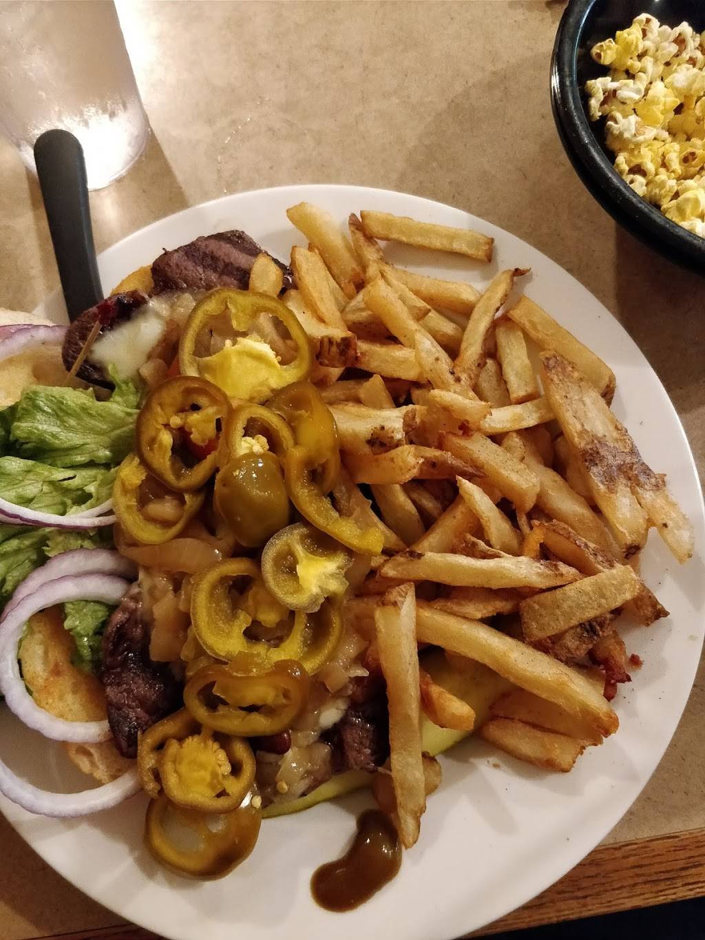 The Lodge Pub & Eatery | restaurant | 40 Breakneck Hill Rd, Lincoln, RI 02865, USA | 4017258510 OR +1 401-725-8510