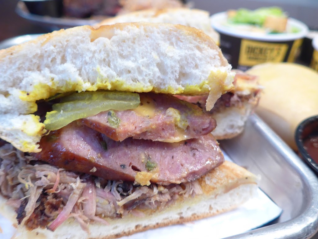Dickeys Barbecue Pit | restaurant | 850 W Superior St, Chicago, IL 60642, USA | 3124833200 OR +1 312-483-3200