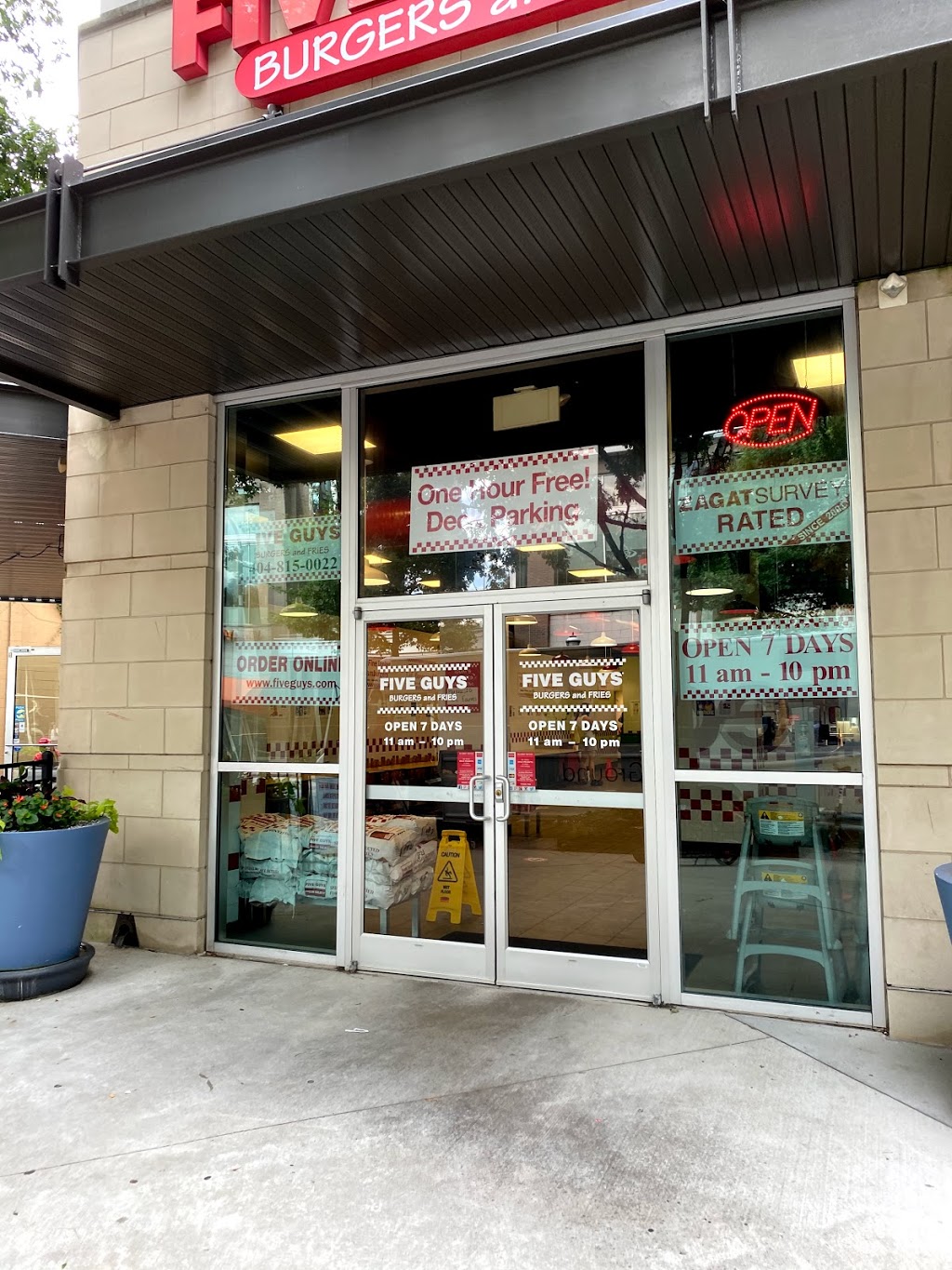 Five Guys | meal takeaway | 860 Peachtree St NE, Atlanta, GA 30308, USA | 4048150022 OR +1 404-815-0022