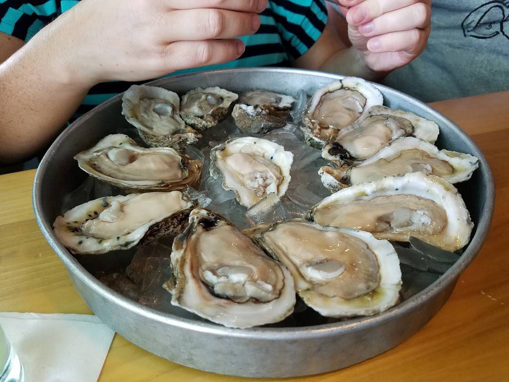 Off the Hook Raw Bar & Grill | restaurant | 747 E 3rd Ave, New Smyrna Beach, FL 32169, USA | 3864029300 OR +1 386-402-9300