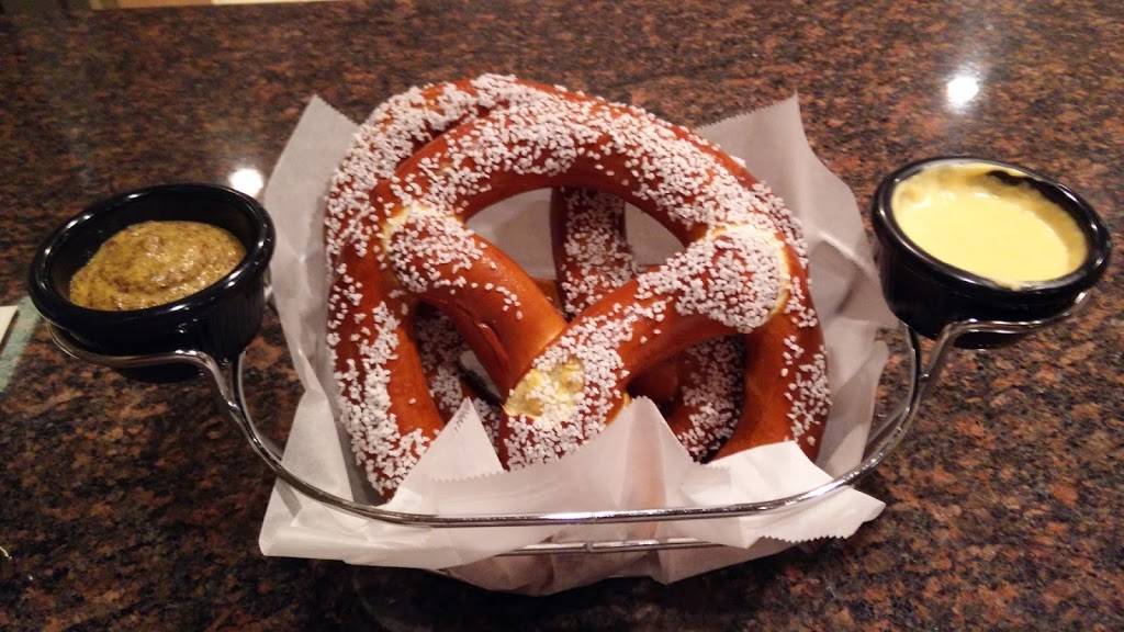 Growlers Bar & Grille | restaurant | 4402 E Washington Ave, Madison, WI 53704, USA | 6082444703 OR +1 608-244-4703