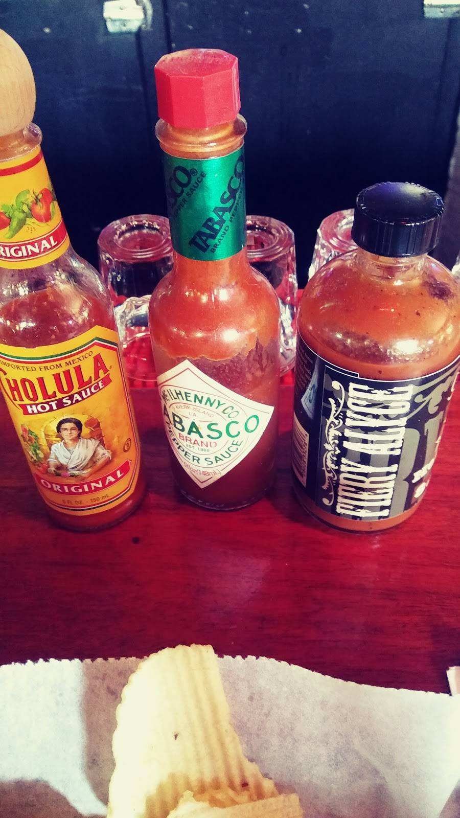 Toons Bar & Grill | restaurant | 3857 N Southport Ave, Chicago, IL 60613, USA | 7739351919 OR +1 773-935-1919