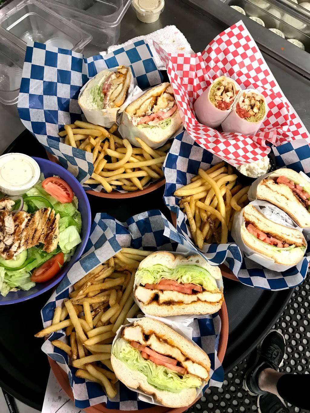 DJs Famous Wings | restaurant | 874 Main St, Falmouth, MA 02540, USA | 5084579464 OR +1 508-457-9464