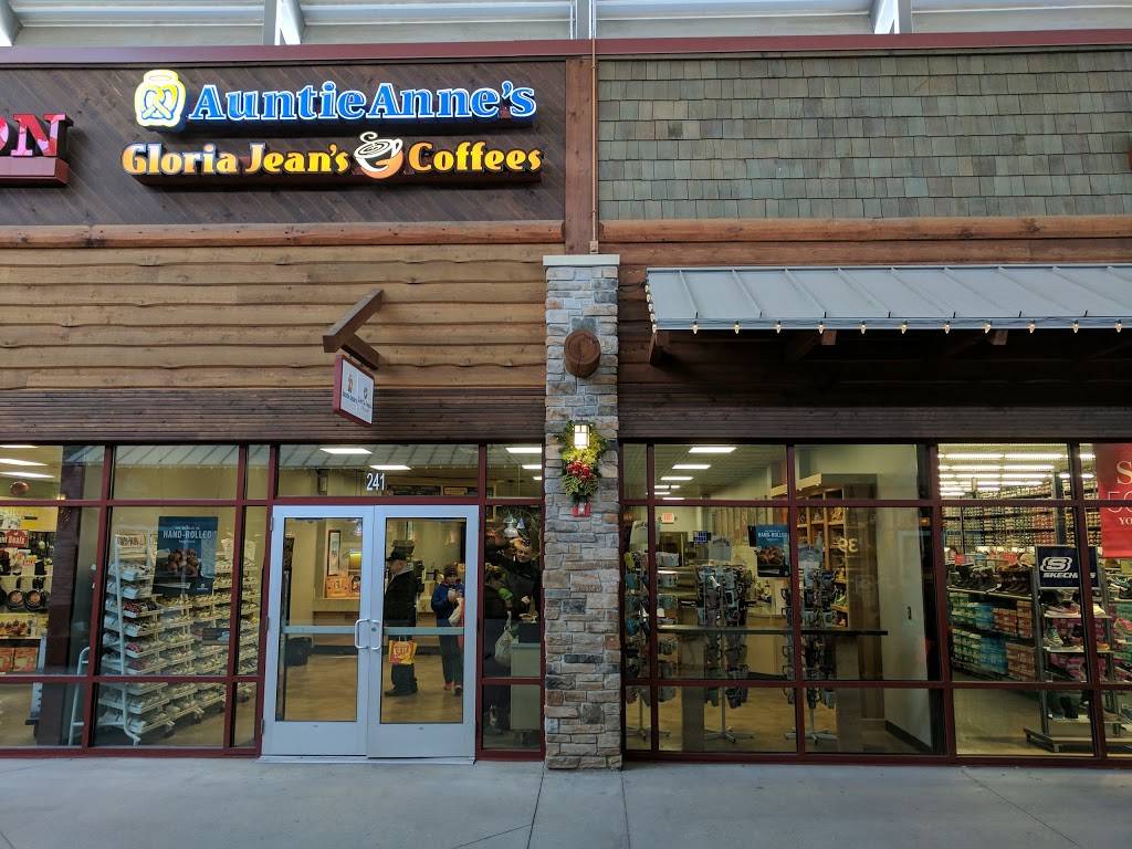 Auntie Annes | restaurant | 210 Gasser Rd, Baraboo, WI 53913, USA | 6082533574 OR +1 608-253-3574