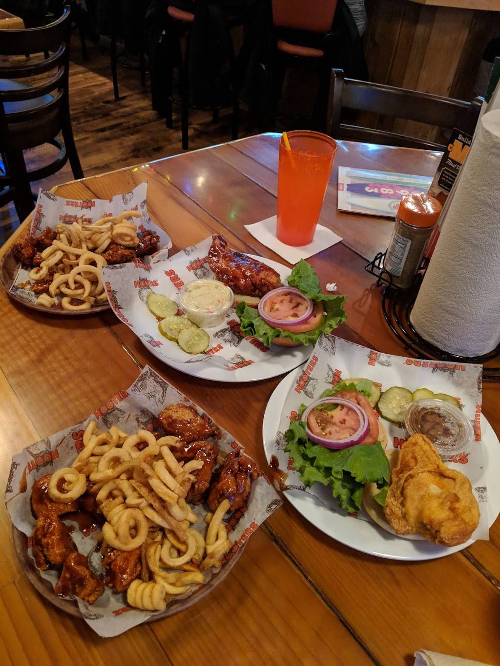 Hooters | meal takeaway | 4395 Fox Valley Center Dr, Aurora, IL 60504, USA | 6308514008 OR +1 630-851-4008