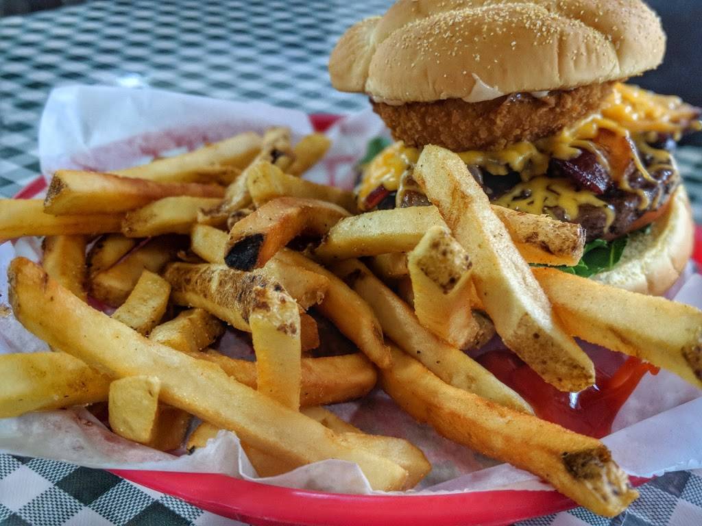 Izzys Burgers & BBQ | restaurant | 13915 S Park Dr, Magalia, CA 95954, USA | 5304139709 OR +1 530-413-9709