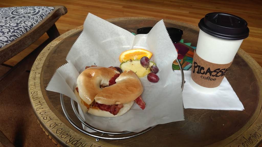 Picassos Coffee House | bakery | 101 N Main St, St Charles, MO 63301, USA | 6369252911 OR +1 636-925-2911