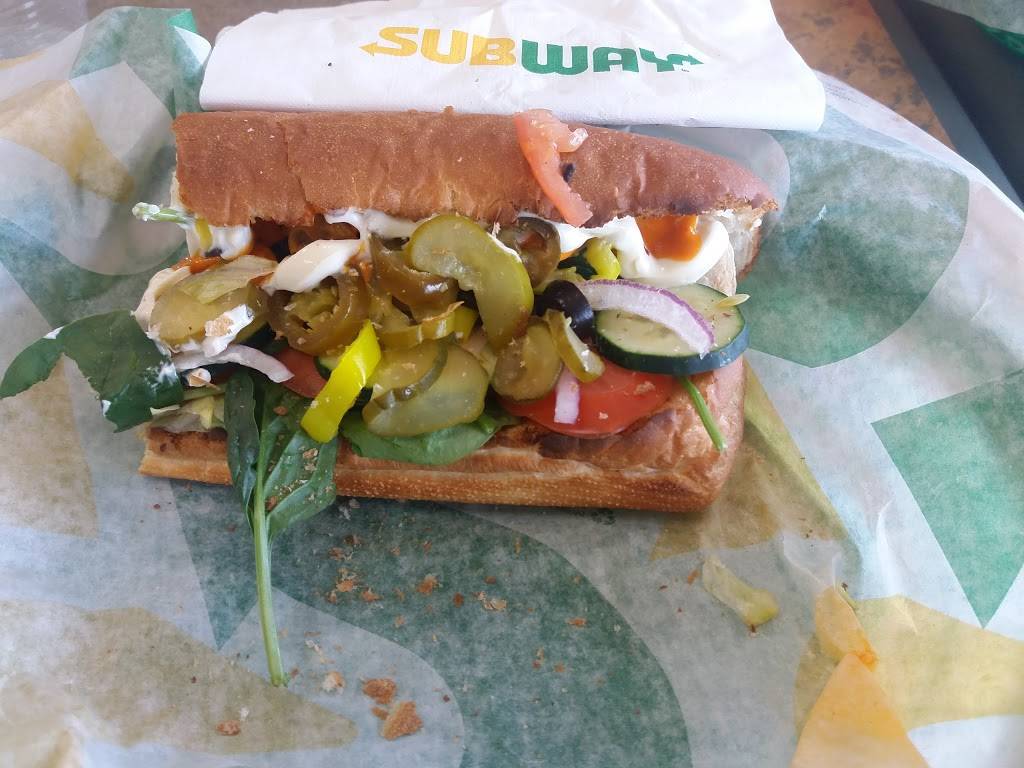 Subway | restaurant | 1219 N Beckley Ave, Dallas, TX 75203, USA | 2149425999 OR +1 214-942-5999