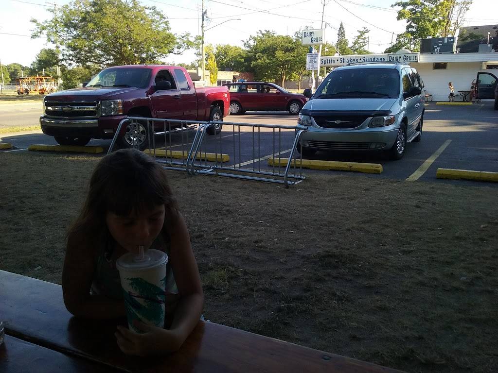 Charlevoix Dairy Grille, LLC | restaurant | 1111 Bridge St, Charlevoix, MI 49720, USA | 2315479771 OR +1 231-547-9771