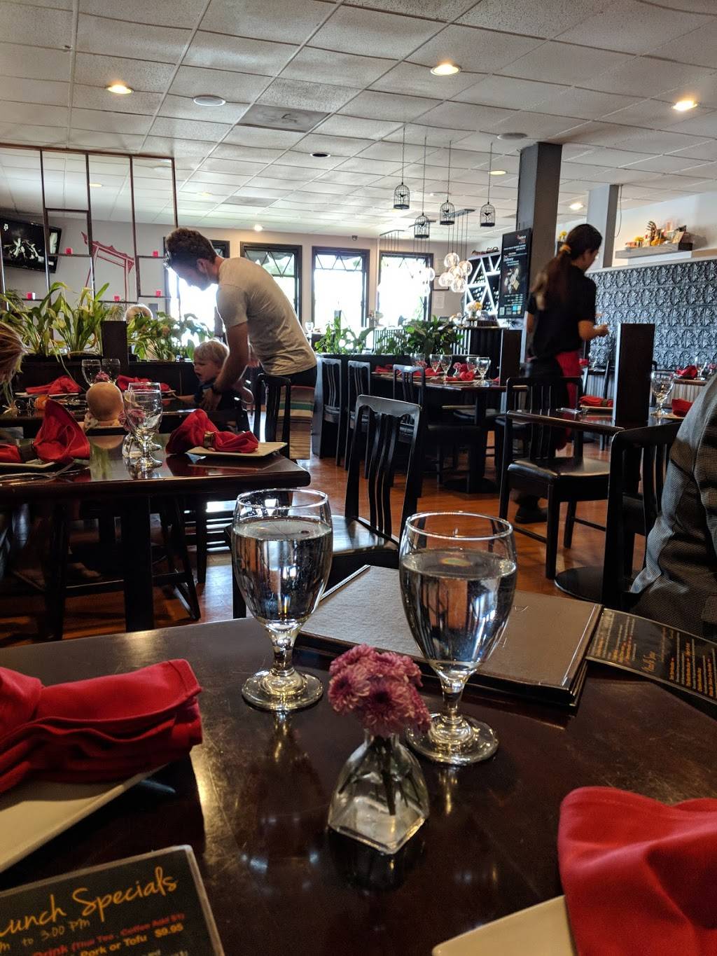 Rocharin Thai Bistro | restaurant | 600 Pacific Coast Hwy #108, Seal Beach, CA 90740, USA | 5625965156 OR +1 562-596-5156