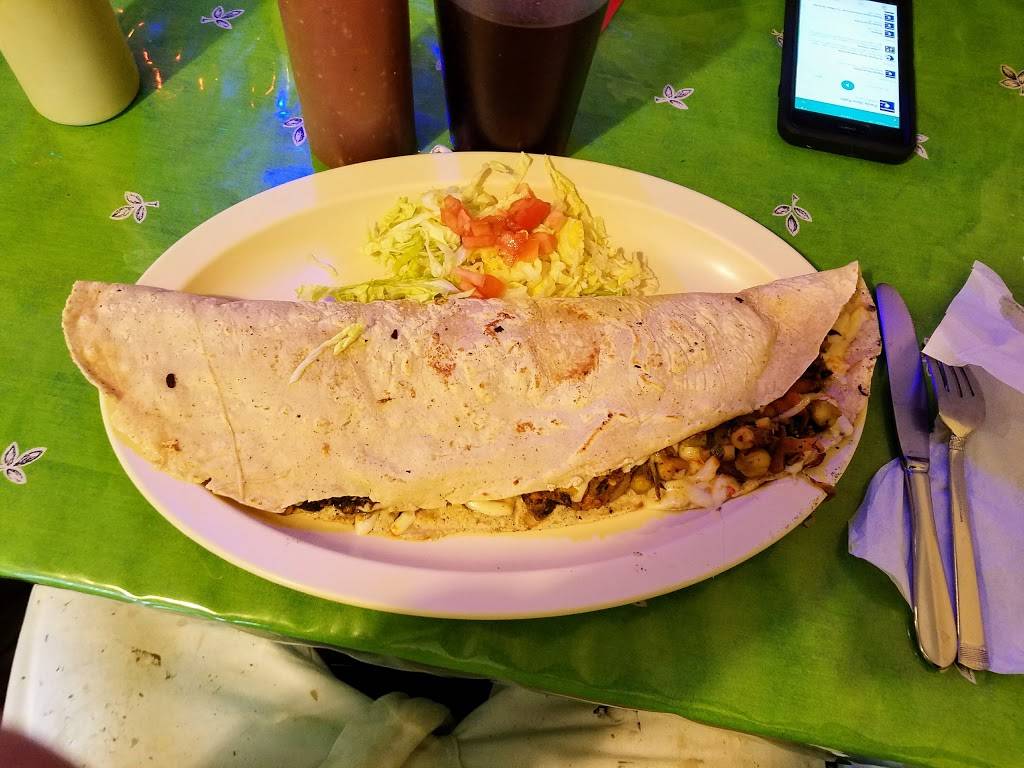 Chelis Restaurant | restaurant | 3046 W Cermak Rd, Chicago, IL 60623, USA | 7735222660 OR +1 773-522-2660