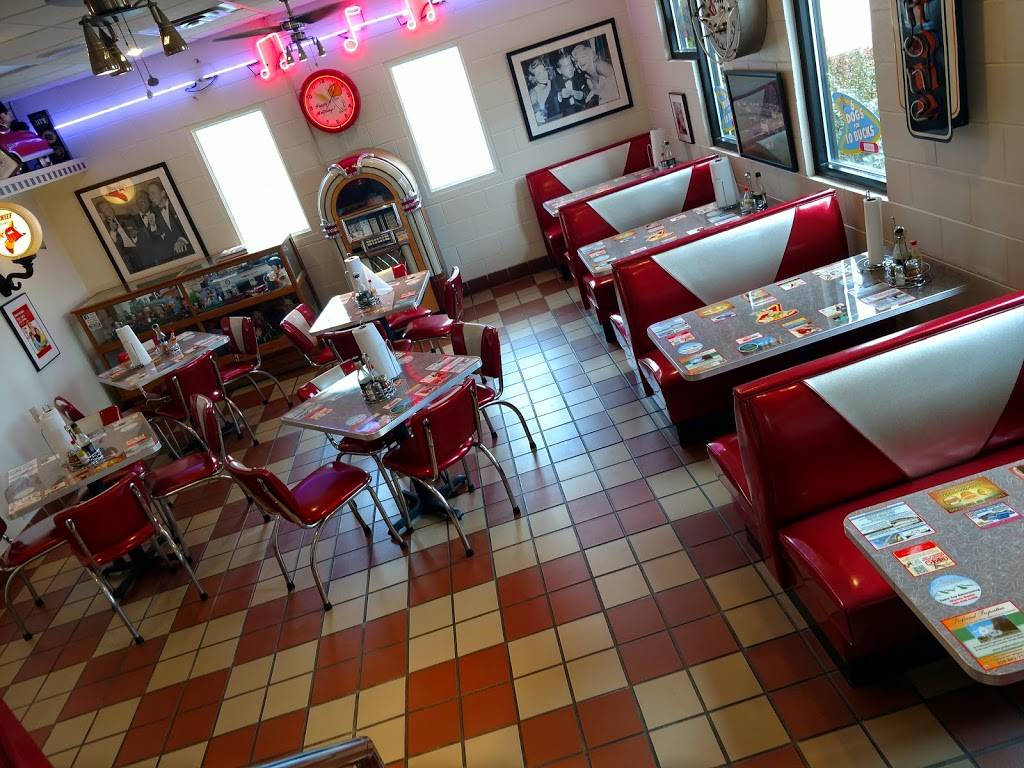 Daves Famous T & L Hot Dogs | restaurant | 1202 E Pike St, Clarksburg, WV 26301, USA | 3046223994 OR +1 304-622-3994