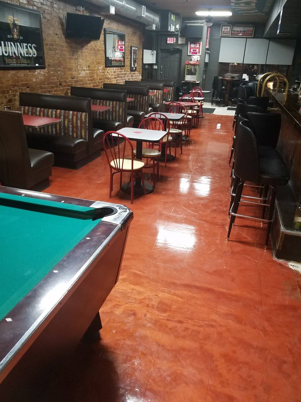 Gilhoulys | restaurant | 1721 W 39th St, Kansas City, MO 64111, USA | 8165612899 OR +1 816-561-2899