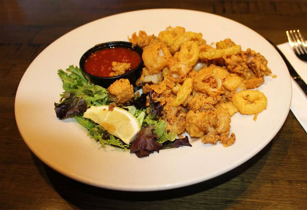 Ice House Bar & Grill | restaurant | 136 Huttleston Ave, Fairhaven, MA 02719, USA | 5089922337 OR +1 508-992-2337