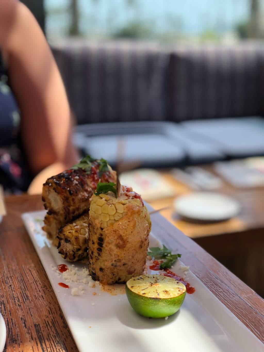 Simmzys | restaurant | 100, 21028 Pacific Coast Hwy, Huntington Beach, CA 92648, USA | 7148311240 OR +1 714-831-1240