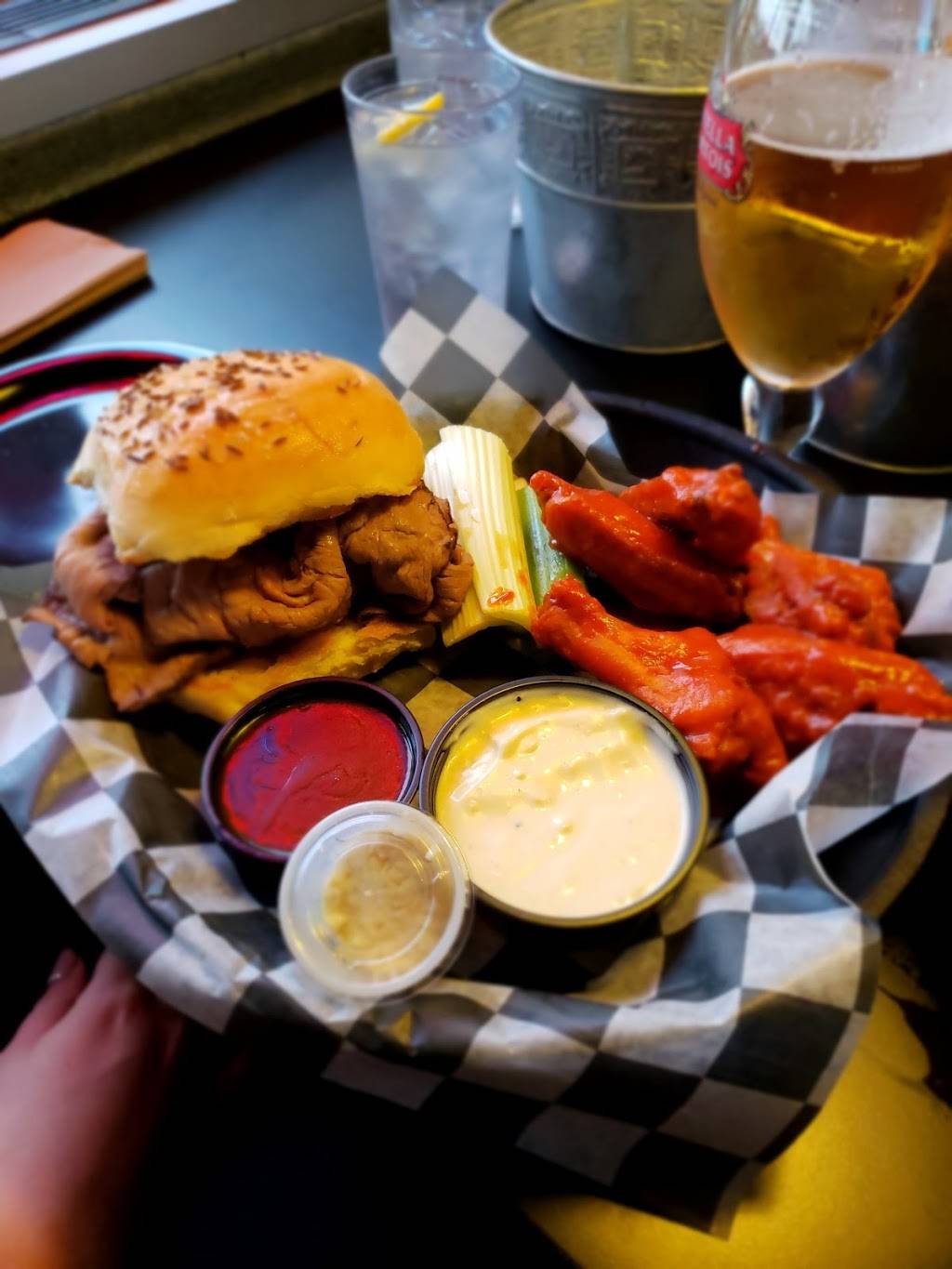 Duffs Famous Wings | restaurant | 3090 Orchard Park Rd, Buffalo, NY 14224, USA | 7166747212 OR +1 716-674-7212