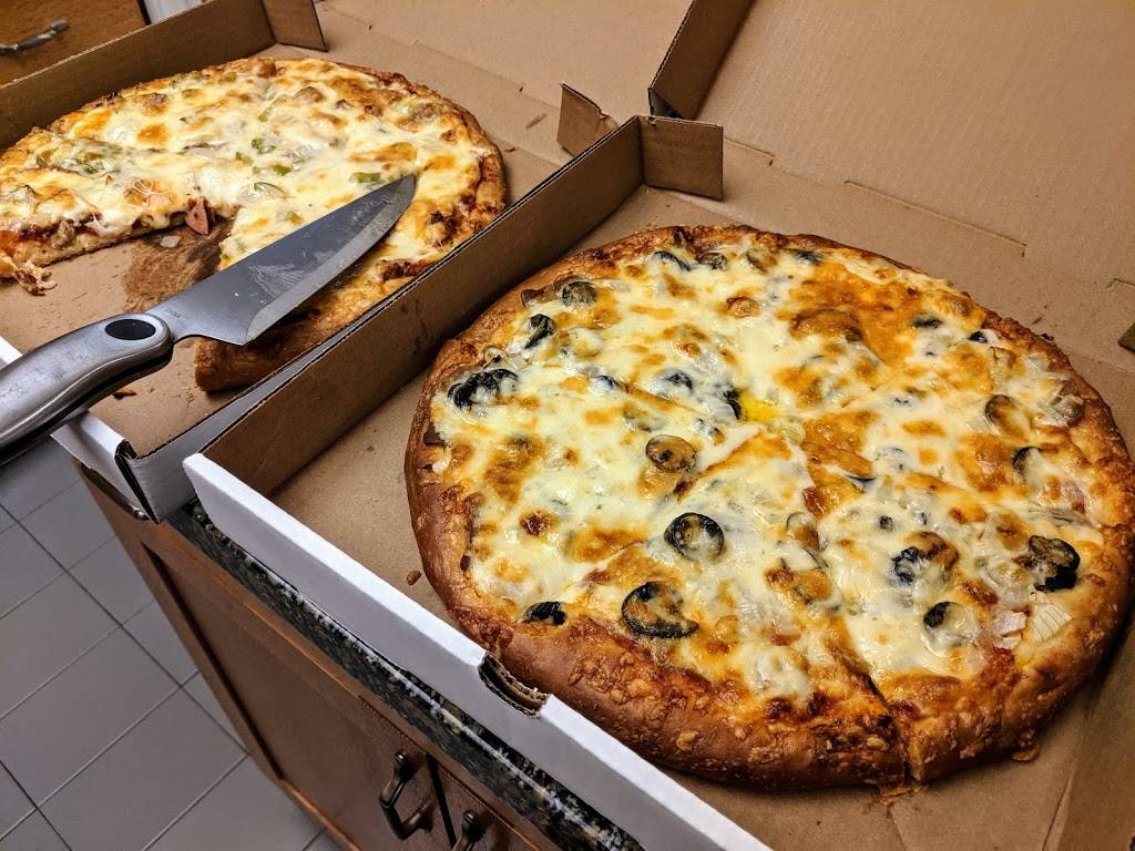 Ricardos Pizza | restaurant | 267 Bay St, Ottawa, ON K1R 5Z4, Canada | 6132331515 OR +1 613-233-1515