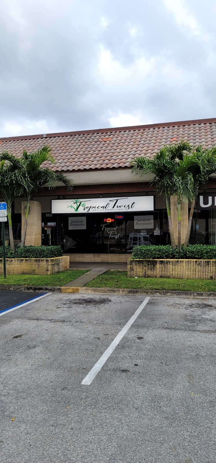 Tropical Twist | restaurant | 9614 Pines Blvd, Pembroke Pines, FL 33024, USA | 9548423644 OR +1 954-842-3644