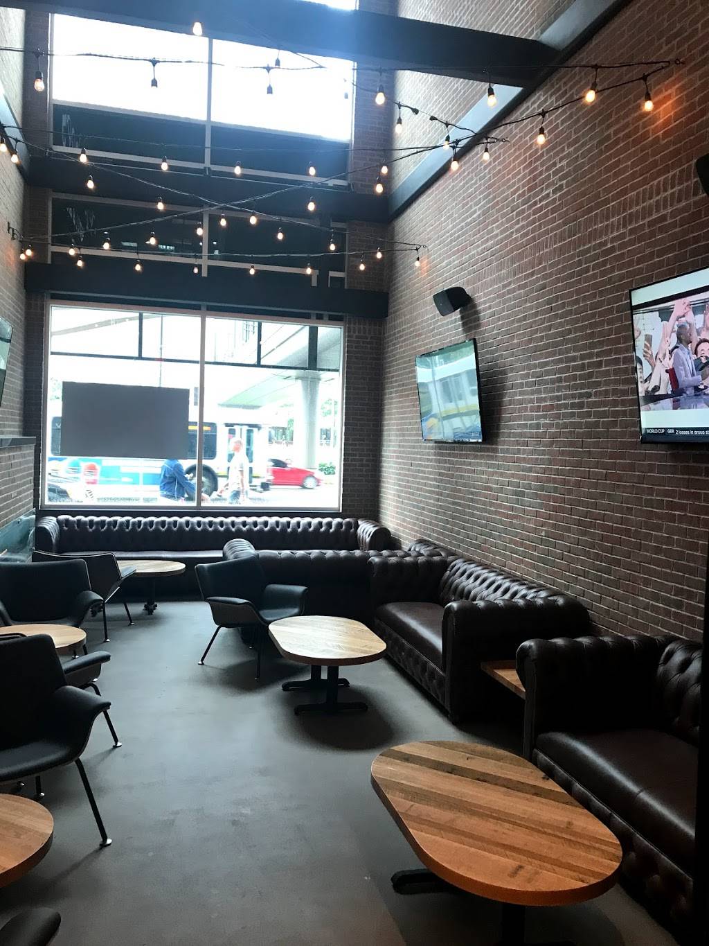 Applebees Grill + Bar | restaurant | 333 E Jefferson Ave, Detroit, MI 48226, USA | 3138795141 OR +1 313-879-5141