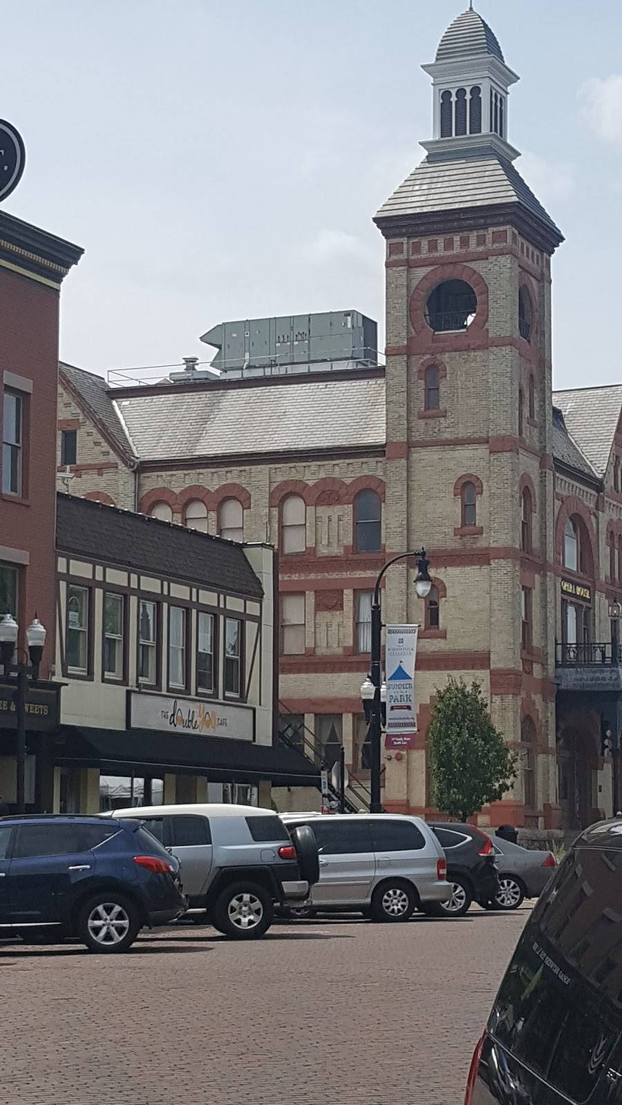 The Double Yolk Cafe | restaurant | 117 E Van Buren St, Woodstock, IL 60098, USA | 8153380180 OR +1 815-338-0180