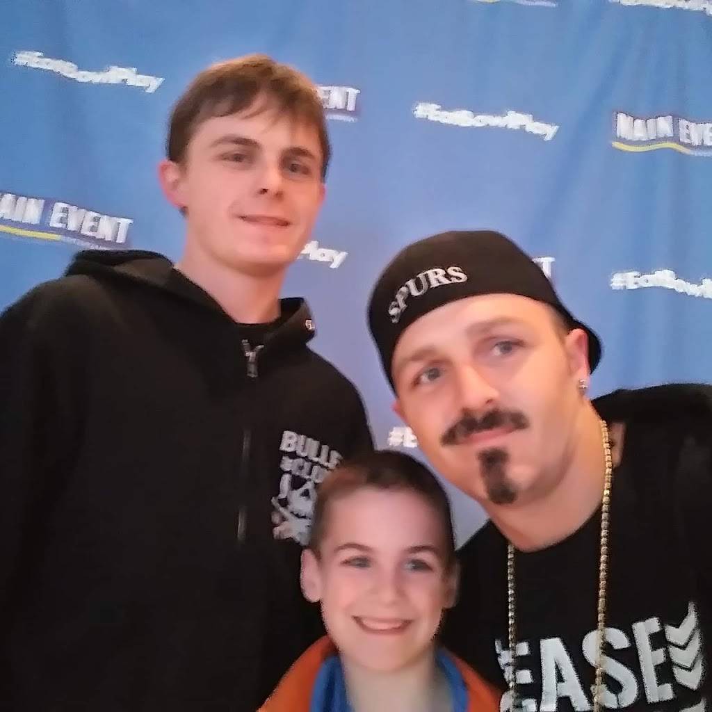 Shuckers | night club | 70 Olde Main Plaza, St Albans, WV 25177, USA | 3047221500 OR +1 304-722-1500