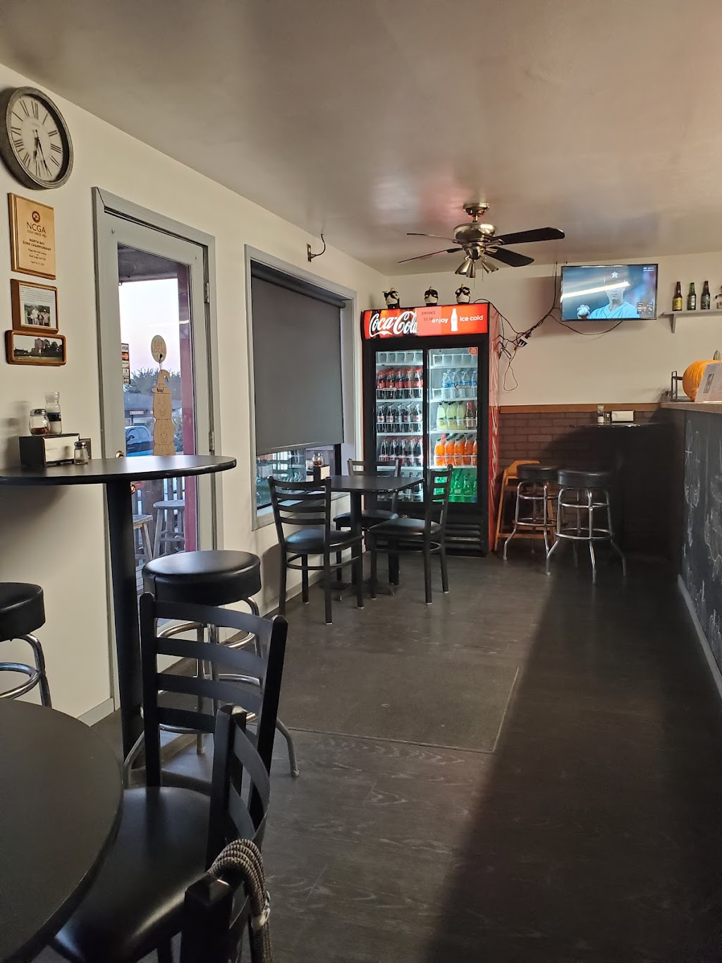 Upper Crust Pizzeria | restaurant | 39331 S, CA-1, Gualala, CA 95445, USA | 7078841324 OR +1 707-884-1324