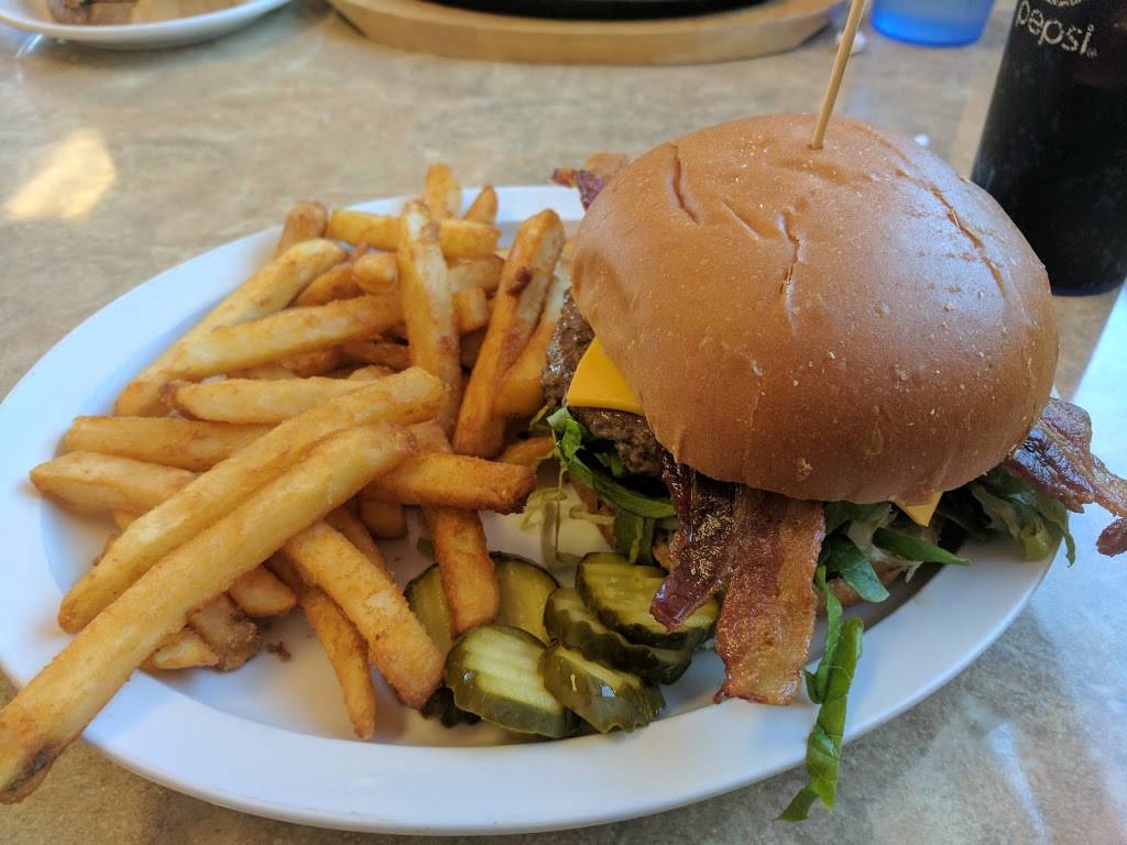 Monis Restaurant | restaurant | 16600 24 Mile Rd, Macomb, MI 48042, USA | 5862324794 OR +1 586-232-4794