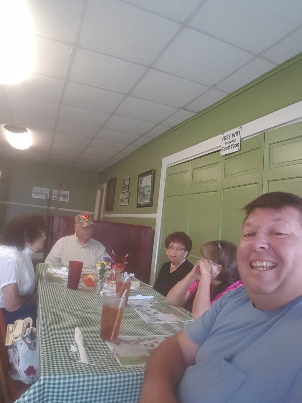 Mildreds Meals | restaurant | 109 E 5th Ave, Kenbridge, VA 23944, USA | 4346763060 OR +1 434-676-3060