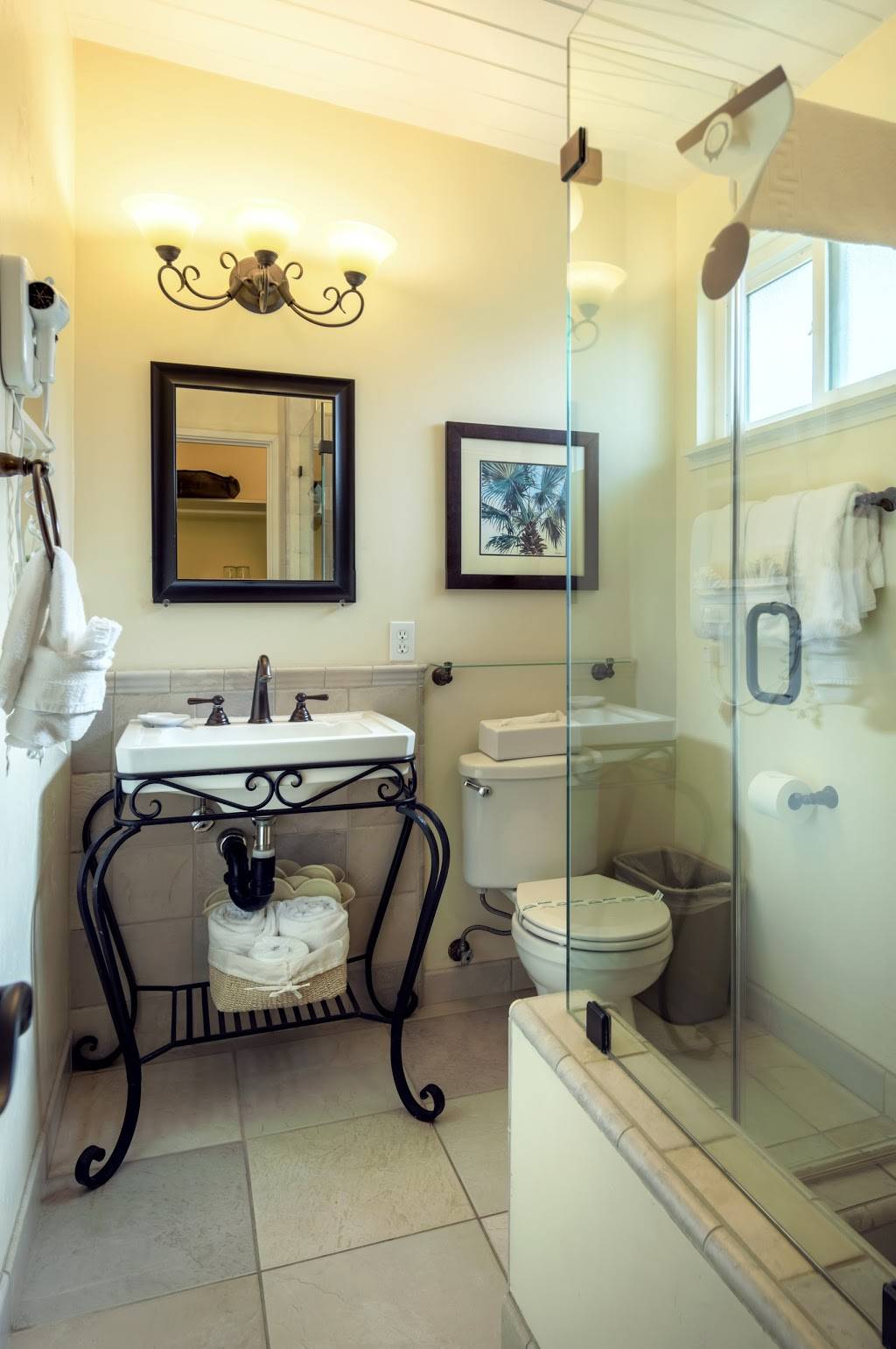 Crown City Inn | restaurant | 1827, 520 Orange Ave, Coronado, CA 92118, USA | 6194734867 OR +1 619-473-4867