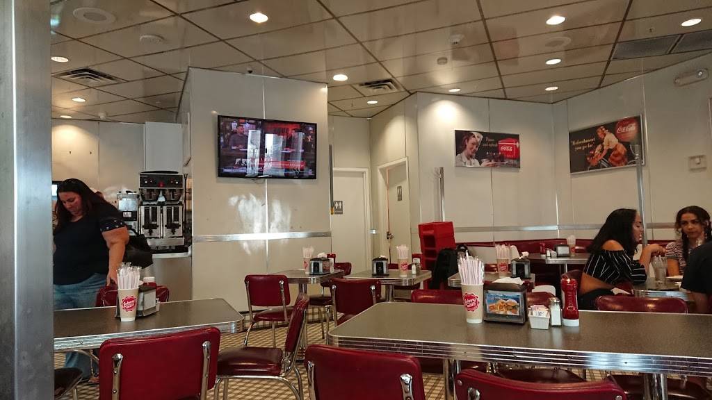 Johnny Rockets | restaurant | 1002 The Arches Cir, Deer Park, NY 11729, USA | 6315957090 OR +1 631-595-7090
