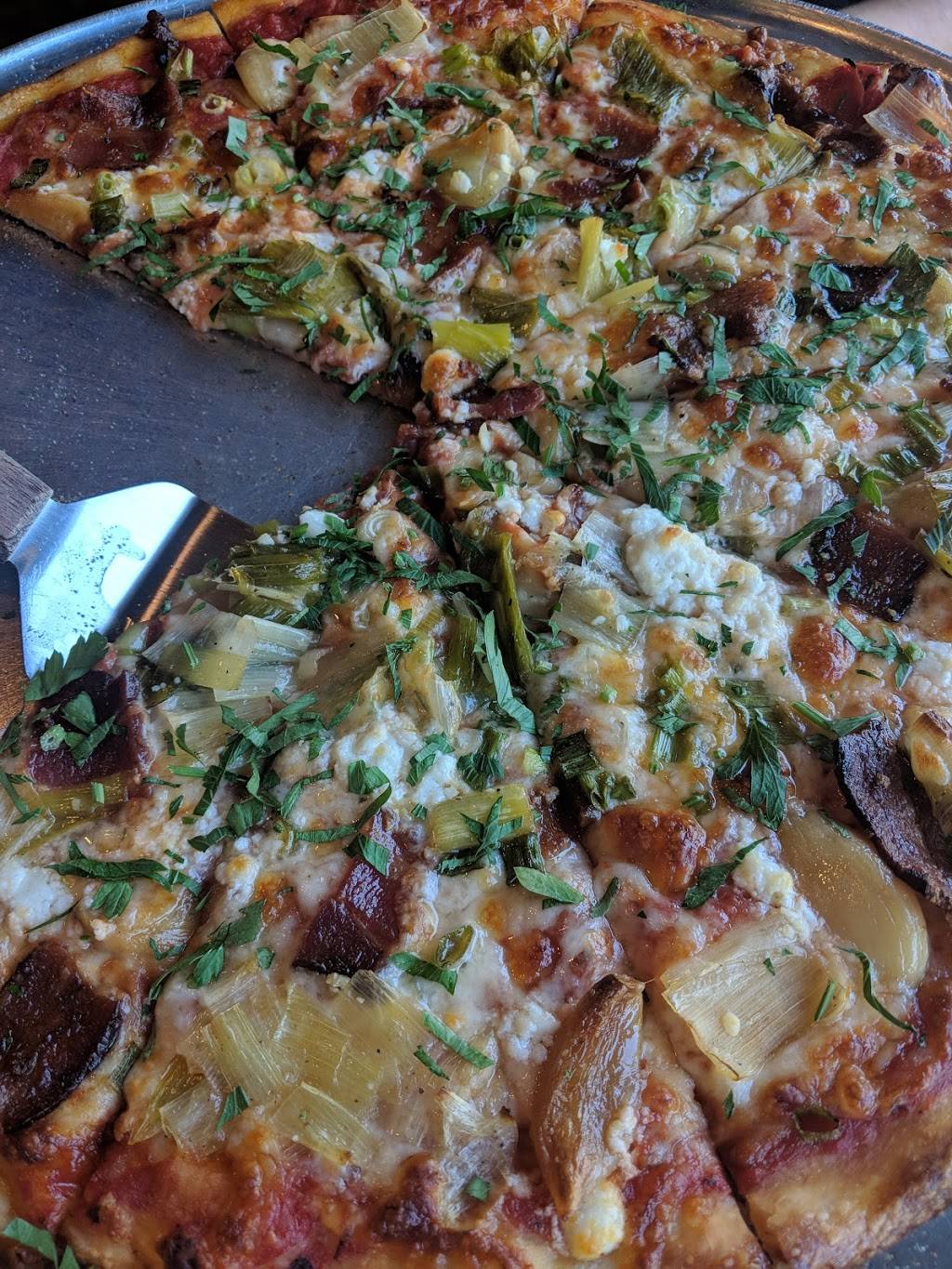 Ghiringhellis Pizzeria | restaurant | 45 Broadway, Fairfax, CA 94930, USA | 4154537472 OR +1 415-453-7472