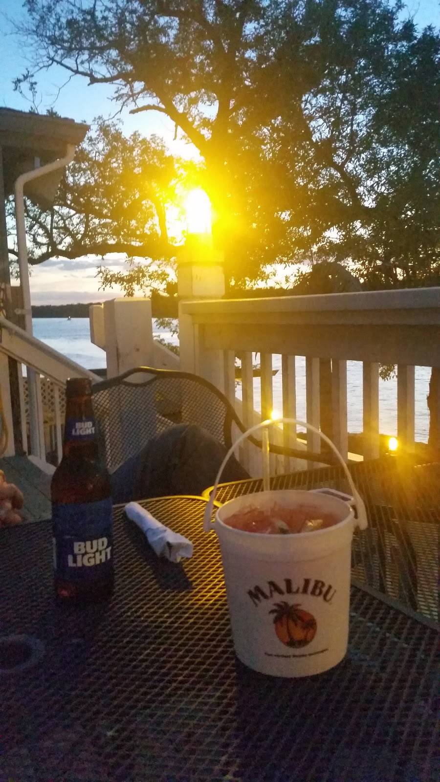 Boathouse Food & Deck | restaurant | 601 N Shore Dr, St Charles, MO 63301, USA | 6362503300 OR +1 636-250-3300