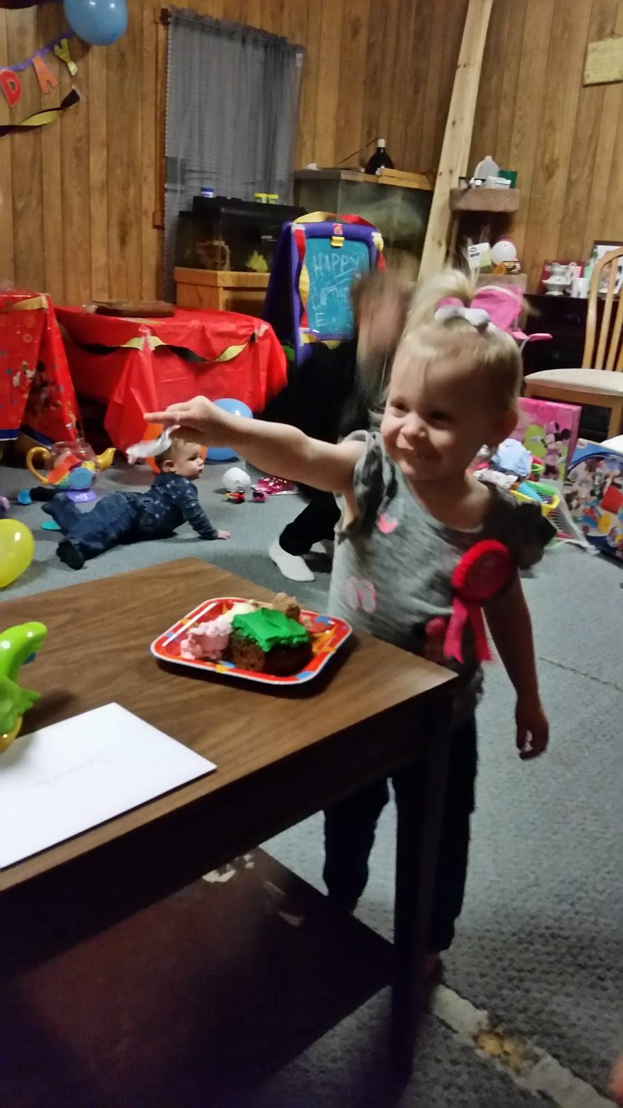 Family Pizzeria | restaurant | 818 N Sterling Ave, Veedersburg, IN 47987, USA | 7652940023 OR +1 765-294-0023