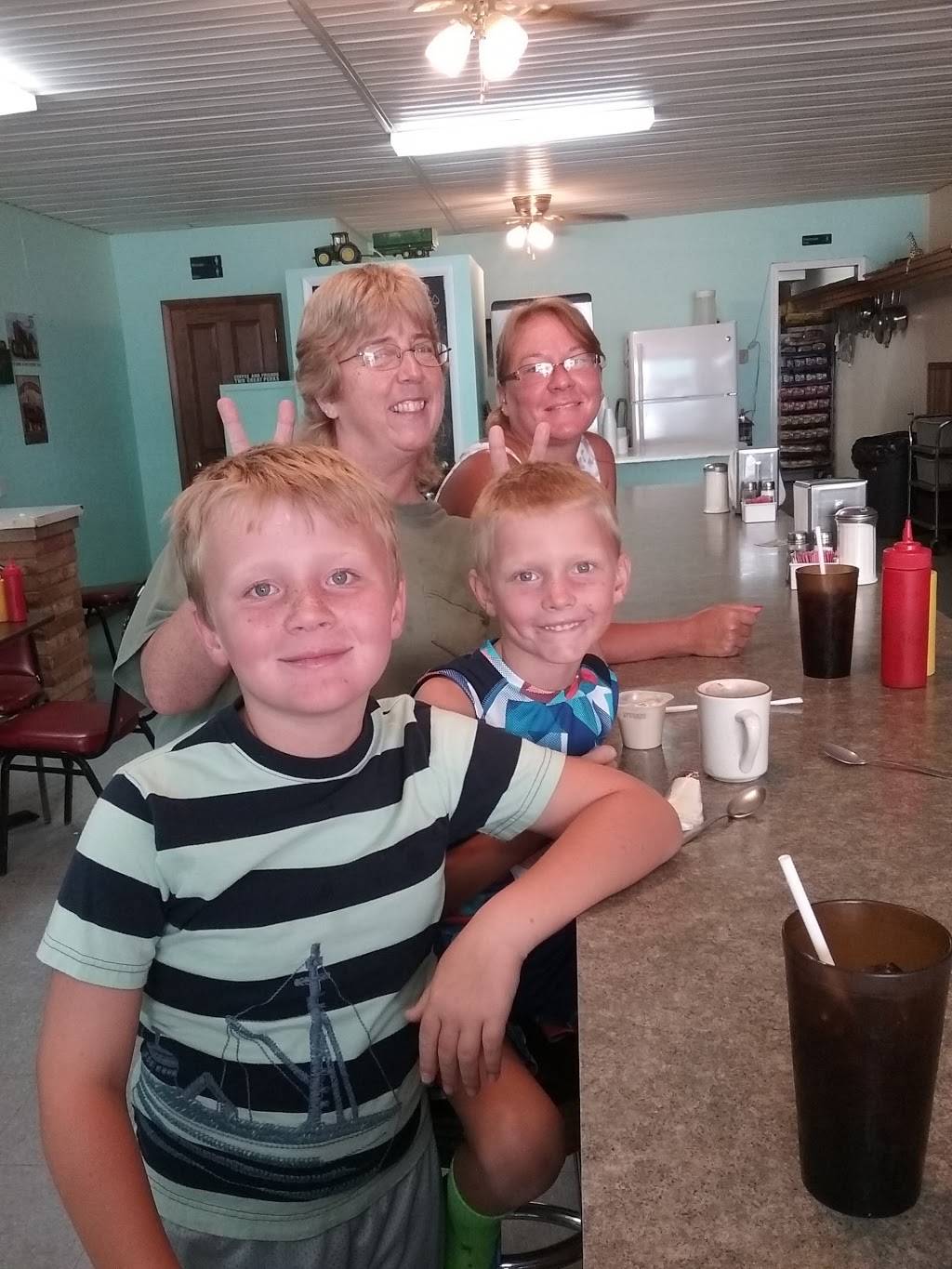 Ellens Diner | restaurant | 127 E Main St, Princeville, IL 61559, USA | 3093851700 OR +1 309-385-1700