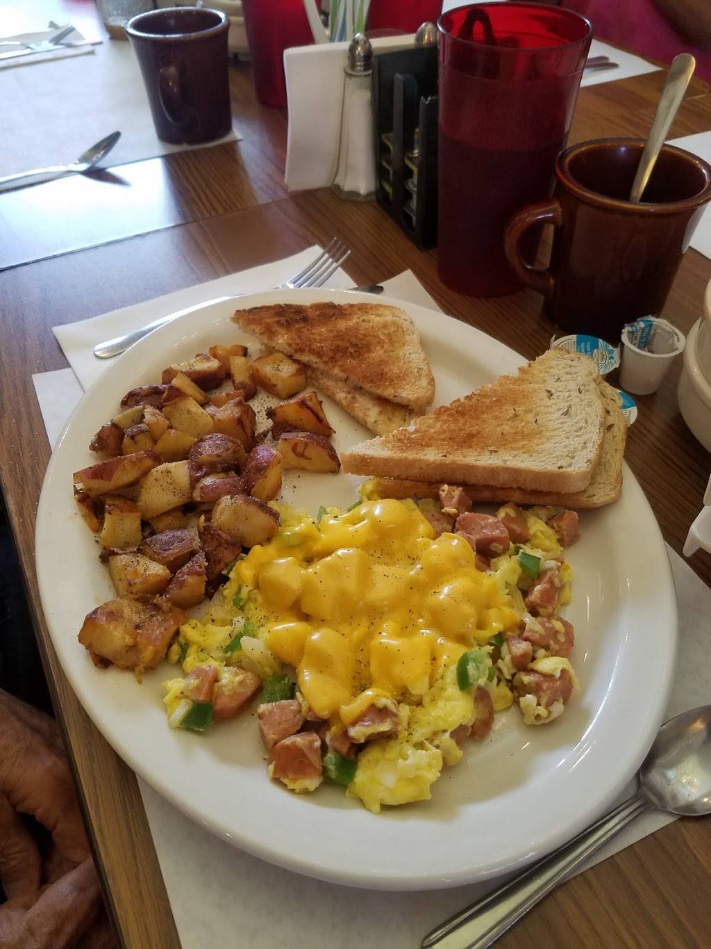 Geronimos Grill | restaurant | 359 W Burleigh Blvd, Tavares, FL 32778, USA | 3527427432 OR +1 352-742-7432