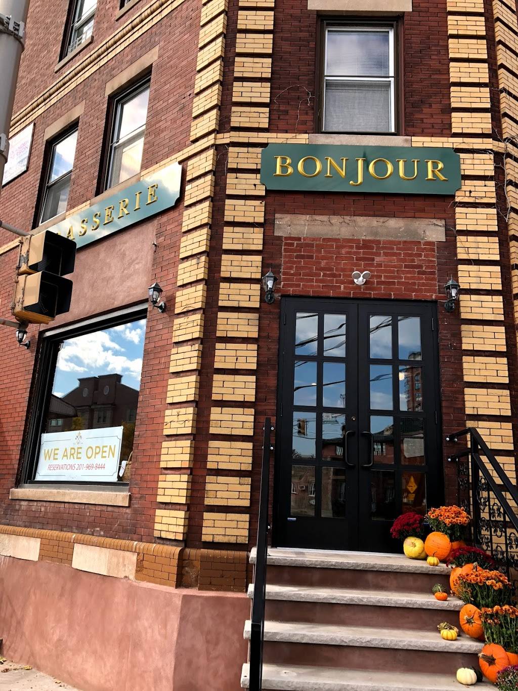 Brasserie Bonjour | restaurant | 2 Hilliard Ave, Edgewater, NJ 07020, USA | 2019698444 OR +1 201-969-8444