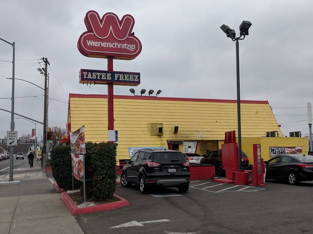 Wienerschnitzel | restaurant | 845 East El Camino Ave, Sacramento, CA 95815, USA | 9169277072 OR +1 916-927-7072
