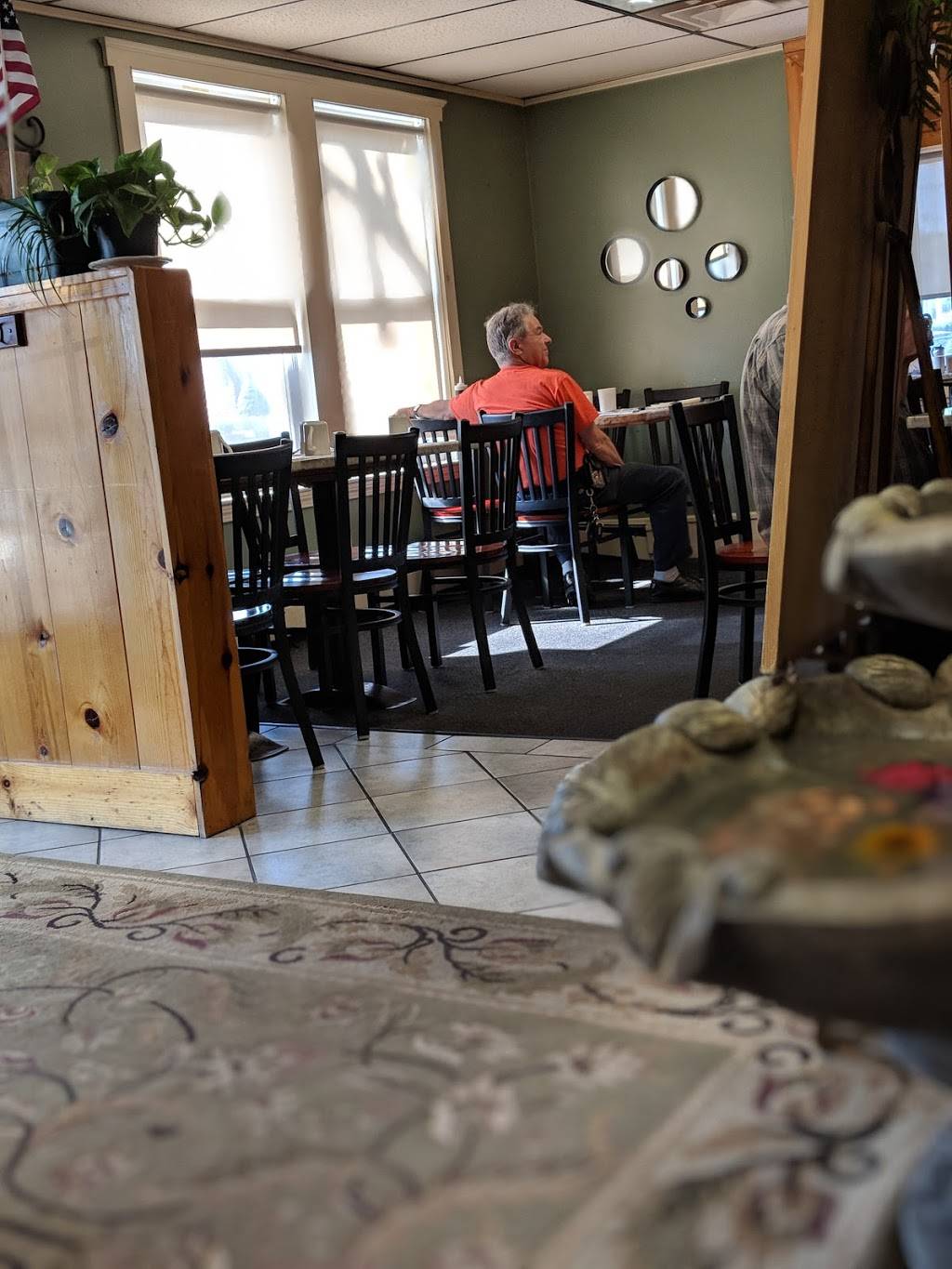 Linas Place | restaurant | 833 County St, Somerset, MA 02726, USA | 5086760700 OR +1 508-676-0700